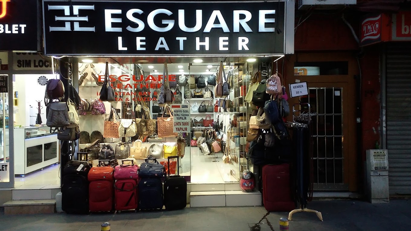 Markanın kurucusu atölyesinde çalışırken